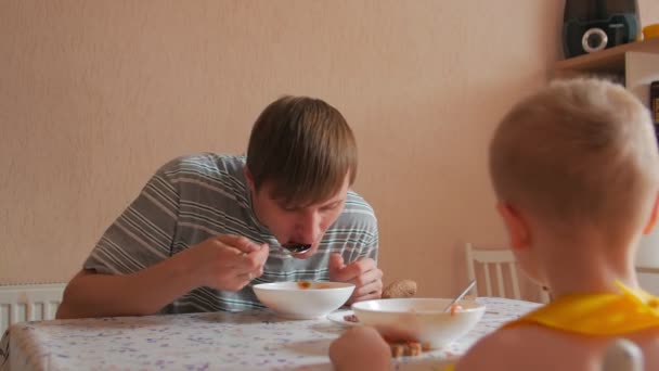 Vater isst Abendessen mit Sohn — Stockvideo