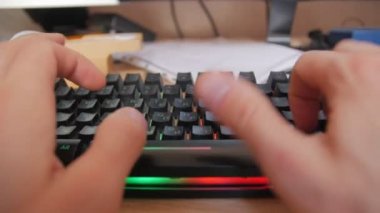 Klavyede Yazan POV Adamı