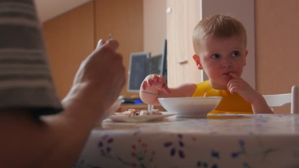 Junge isst Mittagessen mit Vater — Stockvideo