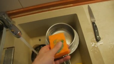 Bulaşık yıkayan adam.