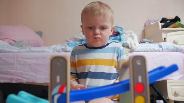 Brinquedo carro passeios menino no potty — Vídeo de Stock