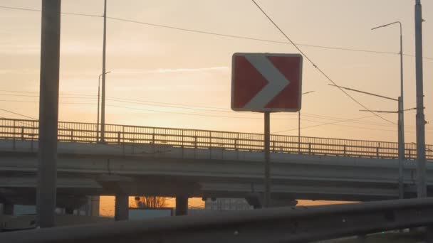 Znak drogowy o zachodzie słońca — Wideo stockowe