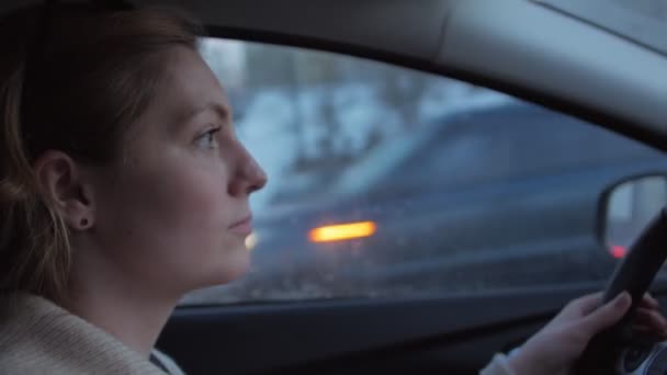 Akşam Araba Kullanan Kadın — Stok video