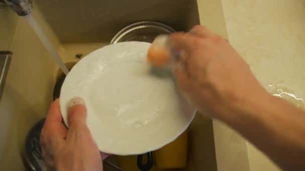 Manos de hombre lavando platos — Vídeo de stock
