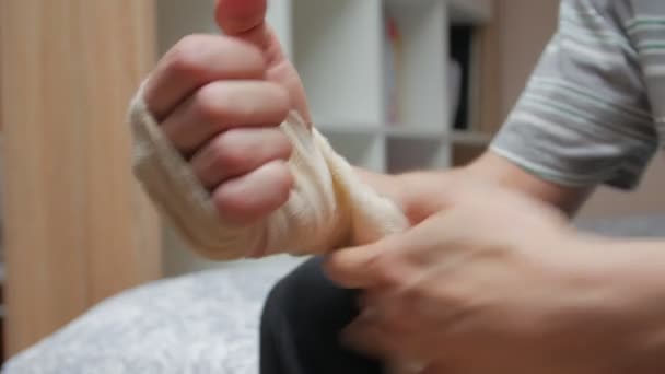 Entfernt die Binde aus dem Handgelenk — Stockvideo