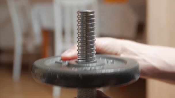 Hombre añadir un dumbbell primer plano — Vídeo de stock