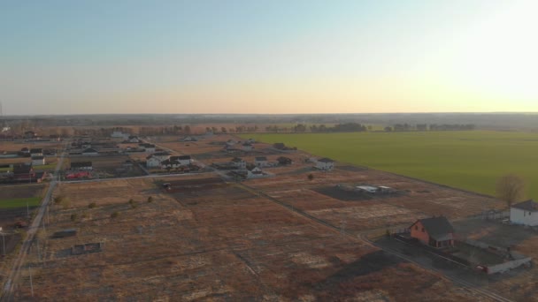 Casas de campo y campo verde — Vídeo de stock