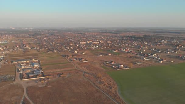 Campo verde e case di campagna — Video Stock