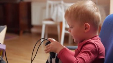 Video Oyunu Oynayan Küçük Çocuk