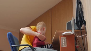 Baba, oğluyla birlikte masada.