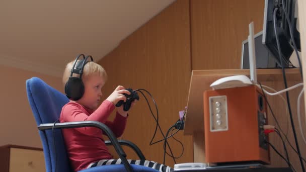 Malý chlapec hraje s joystickem — Stock video