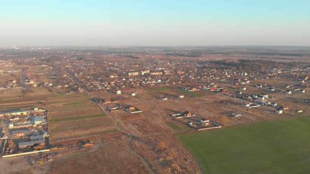 Casas de campo en las afueras — Vídeo de stock