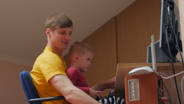 Man And Son Playing Computer Games — Stok video