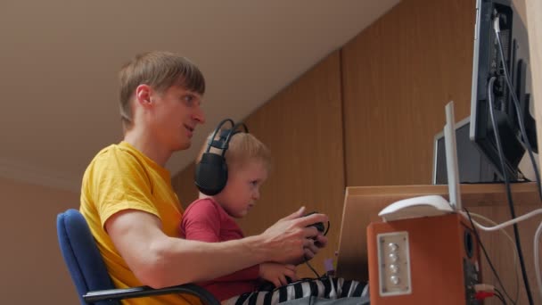 Father And Boy Playing Computer Games — Stockvideo