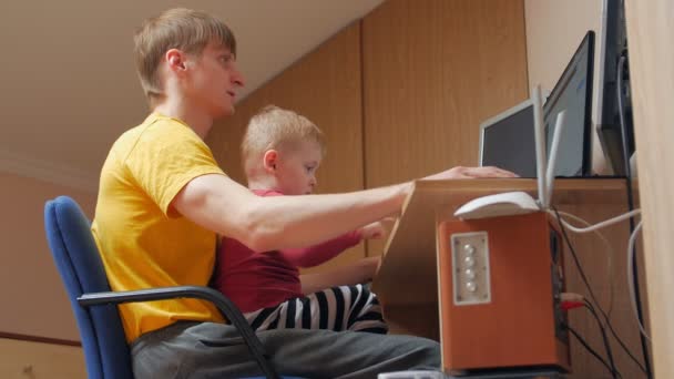 Hijo con papá en la computadora — Vídeos de Stock