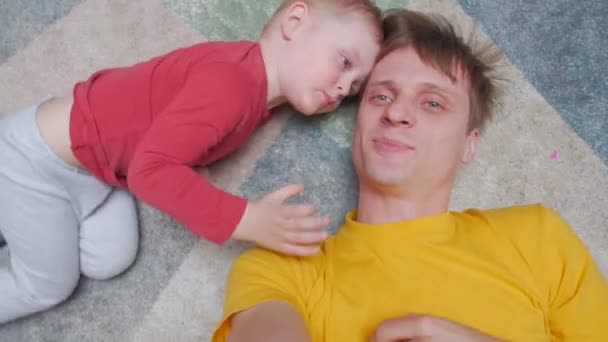 Filho beijando pai — Vídeo de Stock