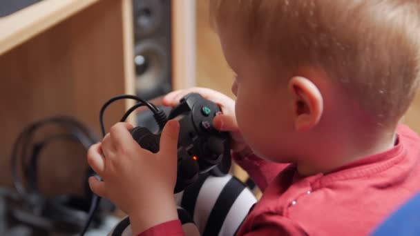 Αγόρι που παίζει με το παιχνίδι Joystick — Αρχείο Βίντεο