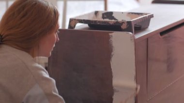 Mobilya Boyayan Kadın