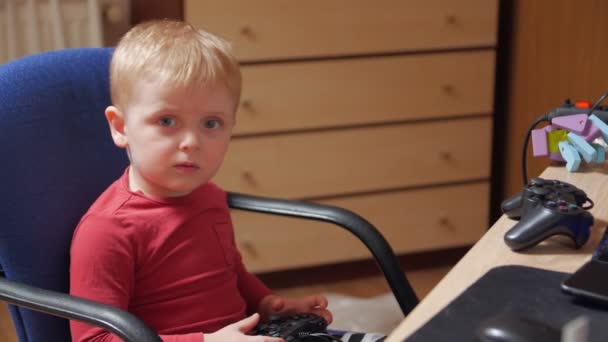 Little Boy spelen met Joystick Computer Game — Stockvideo