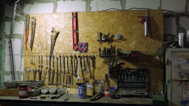 Narzędzia na ścianie w garażu — Wideo stockowe