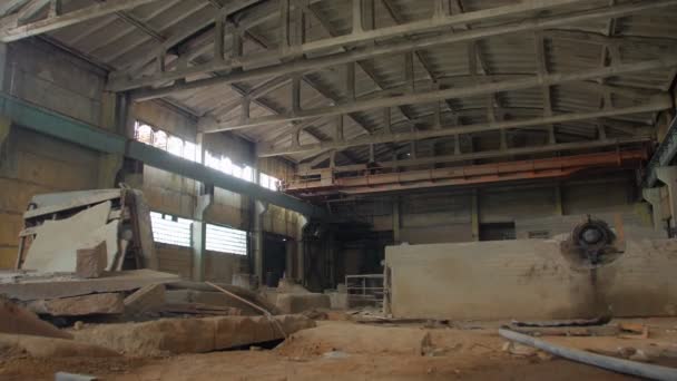 Ruinas de una antigua fábrica — Vídeo de stock