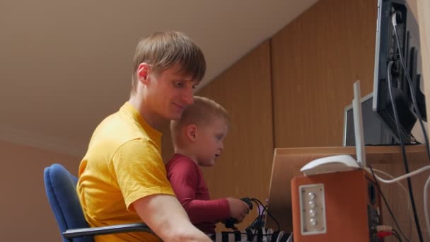 Jongen spelen Computer Spelletjes met vader — Stockvideo