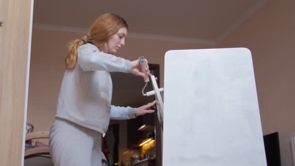 Dámské malby Nábytek skříň — Stock video