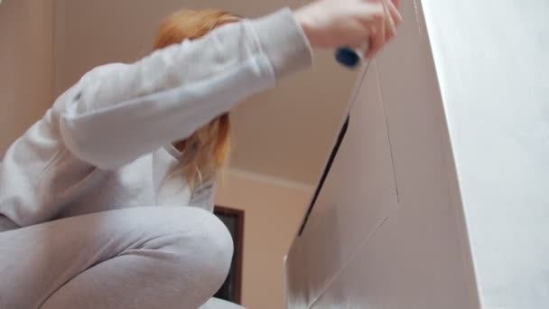 Nő fehér festészet kabinet — Stock videók