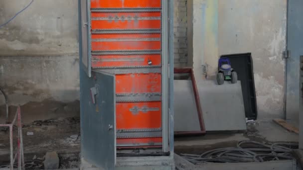 Boîte de commutation électrique abandonnée — Video