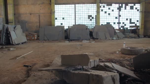Разбитый бетон на заводе — стоковое видео