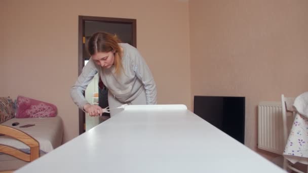 Мебель для шкафа с белой краской — стоковое видео