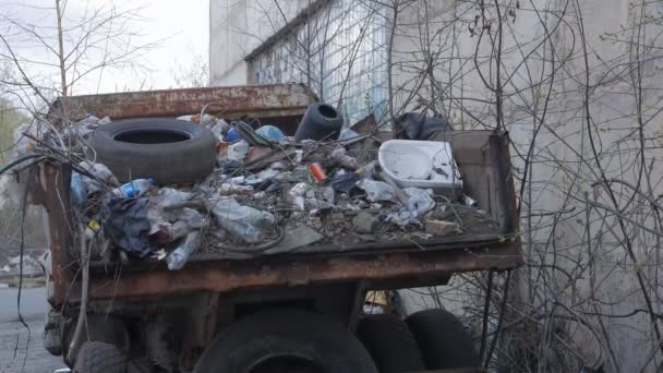 在一辆卡车上的垃圾场 — 图库视频影像