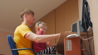 Bilgisayardaki Adam ve Aktif Çocuk