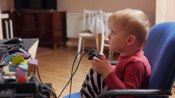 Spannende jongen spelen van video game — Stockvideo