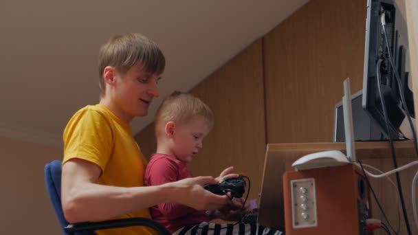 Vader en zoon spelen computerspelletjes — Stockvideo