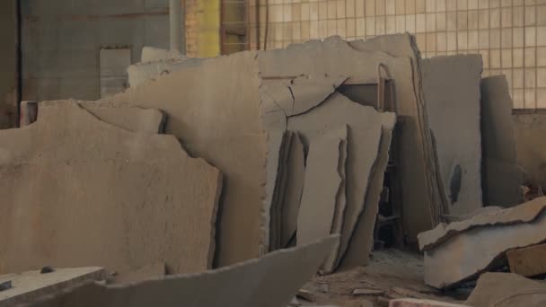 Разбитый бетон в помещении — стоковое видео