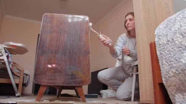 Реставрация мебельной краски — стоковое видео