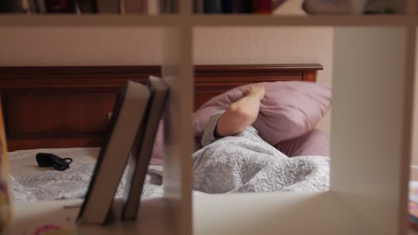 枕で頭をカバー男 — ストック動画