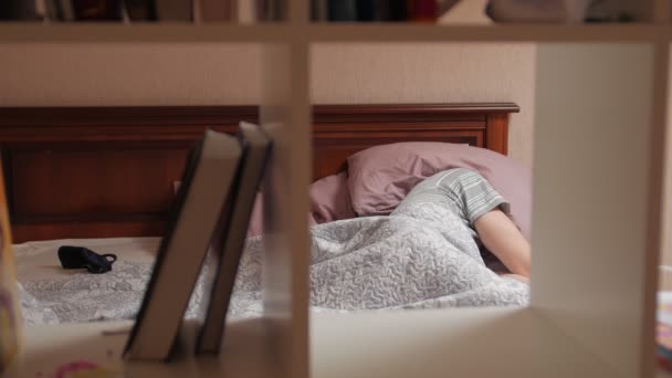 枕で覆われた男 — ストック動画