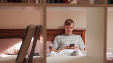 Telefonu Olan Adam Yataktan Kalkar