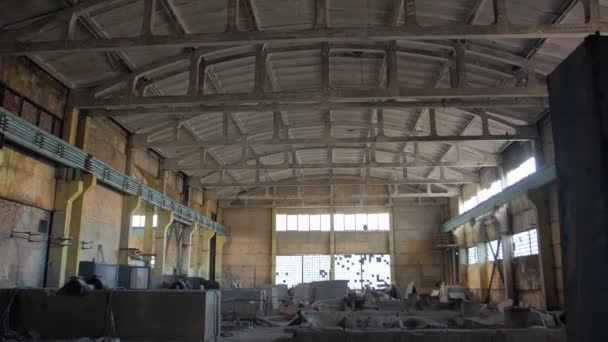 Vernietigde industriële Hangar — Stockvideo