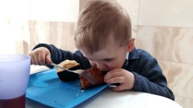 Turta Yiyen Aç Çocuk