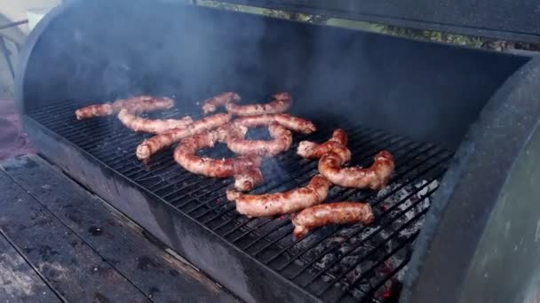 Embutidos a la parrilla Barbacoa — Vídeo de stock