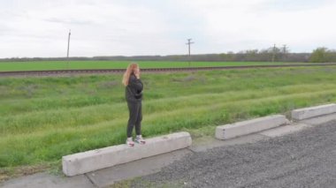 Akıllı Telefonla Konuşan Kadın