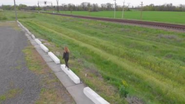 Havada Yürüyen Kadın