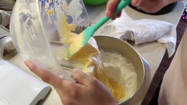 Crema de pastel de cocina para mujer — Vídeo de stock