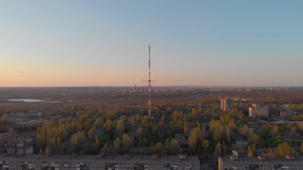 Wieża telewizyjna Zachód słońca — Wideo stockowe