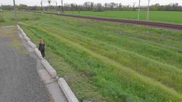 Frau mit Handy zu Fuß — Stockvideo
