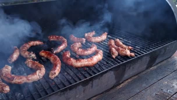 Embutidos a la parrilla — Vídeo de stock