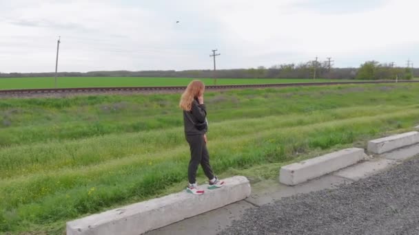 Sério mulher chamando no telefone — Vídeo de Stock